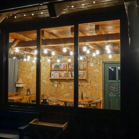 Rose Hip Hill Farm Bed and Breakfast Valea Tirnei Buitenkant foto
